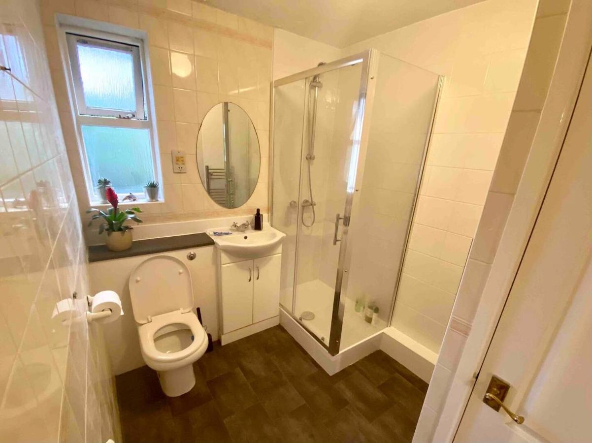 Bright And Comfortable Studio Apartment London Exteriör bild